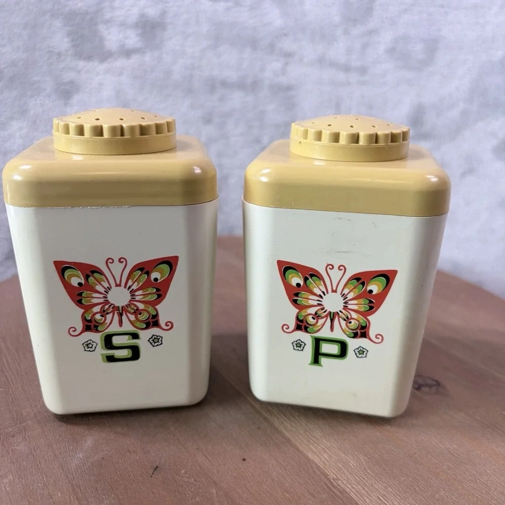 Vintage Butterfly S P Shakers Retro Plastic‎ Kitchen Decor 1970s Style